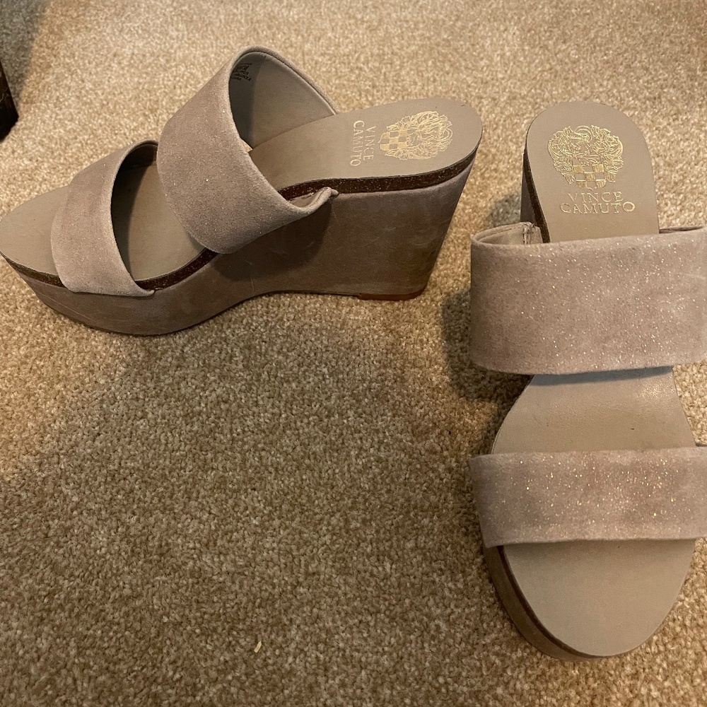 VINCE CAMUTO, GREY WEDGES, SIZE 7 1/2, NEVER WORN